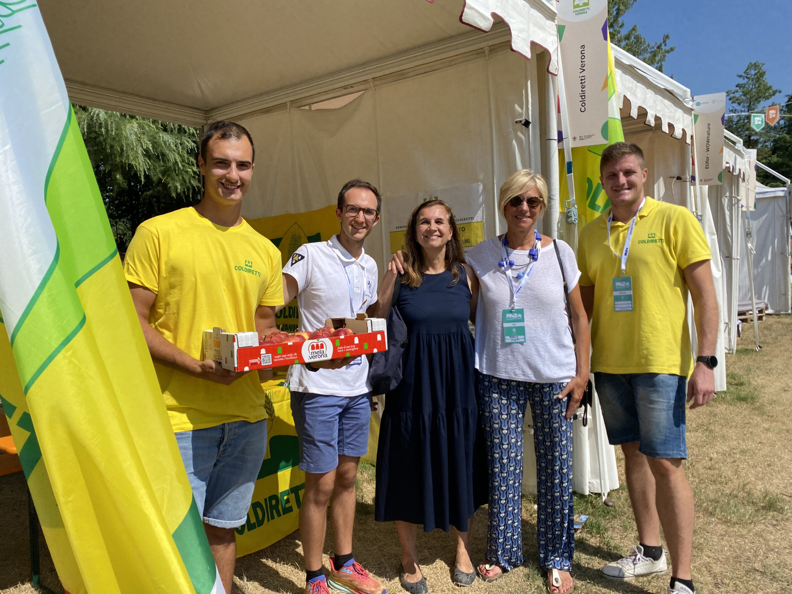 Agesci, una tonnellata di mele di Verona per gli Scout